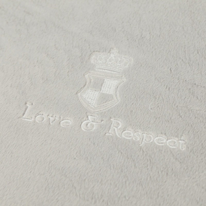 Kærlighed & Respect Liggende Måtte. 55 x 35 cm. Silvermetallic/grå