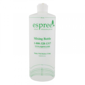 Espree Mixing Bottle 946 ml. har målestreger så den er perfekt til at blande shampoo og conditioner sammen.
