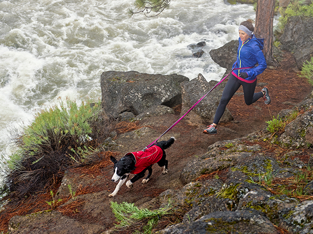 Ruffwear Aira regnfrakke rød. Medium. Spar 30 % - Billede 7