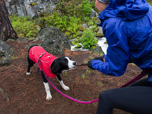 Ruffwear aria regnfrakke rød.