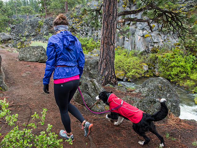 Ruffwear aria regnfrakke rød.