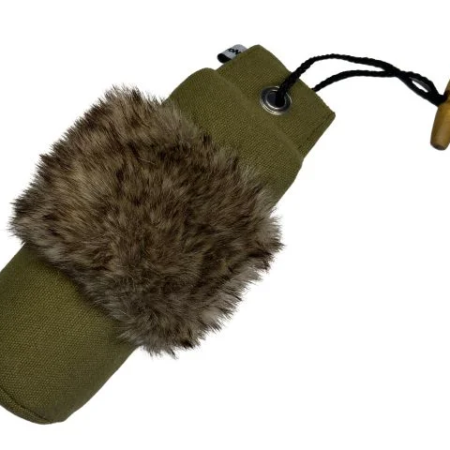 Fenriz by Procyon dummyer er et godt valg til dig, der vil have en kvalitetsdummy. Er din hund vild med apporteringstræning, så er dummyen det perfekte match for dig og din hund. Dummyerne fra Fenriz by Procyon er også ideelle at bruge, hvis du træner din hund i at gå på jagt. Med fyld af plastic-granulat, så de kan flyde Med snor, som den nemmere kastes langt 9 cm påsyet imiteret skind Lavet i kraftig kanvas for lang holdbarhed Vægt: 500g